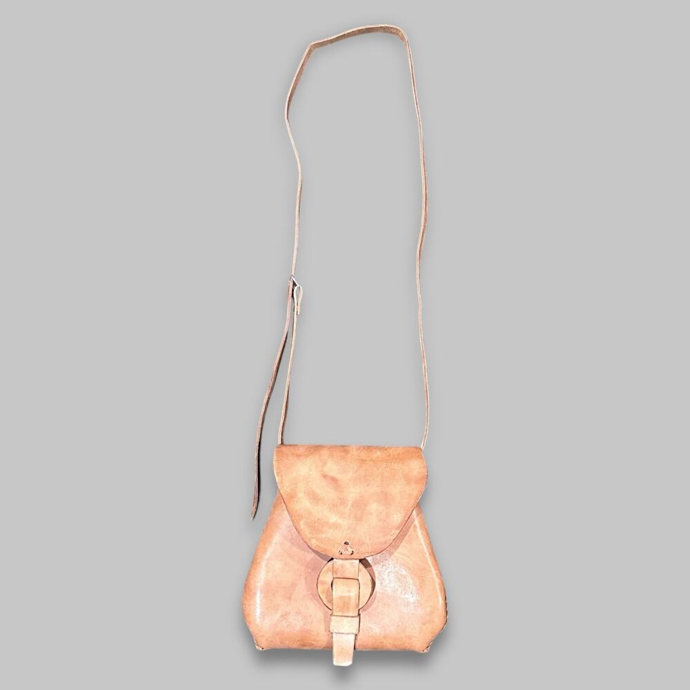 Vintage Tan Leather Crossbody Bag with Ring Buckle Closure - Picture 3 of 5